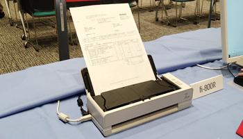 狭い受付スペースでも活用、PFUがコンパクトなスキャナ