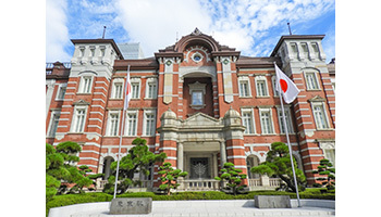 駅で預けた荷物をホテルに届けてもらう、新しい物流の実証実験が東京駅でスタート