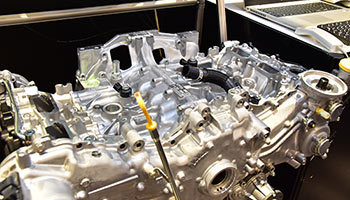 OKIの作業支援システムがSUBARUのエンジン組み立てをサポート