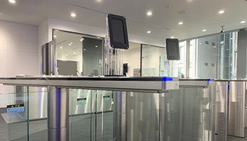 顔パス通過ができる入退室管理ソリューション、写真1枚を登録するだけ