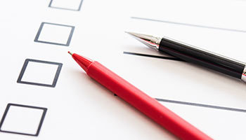 AIの普及に関する意識調査、仕事が奪われると不安に感じる人は何%?