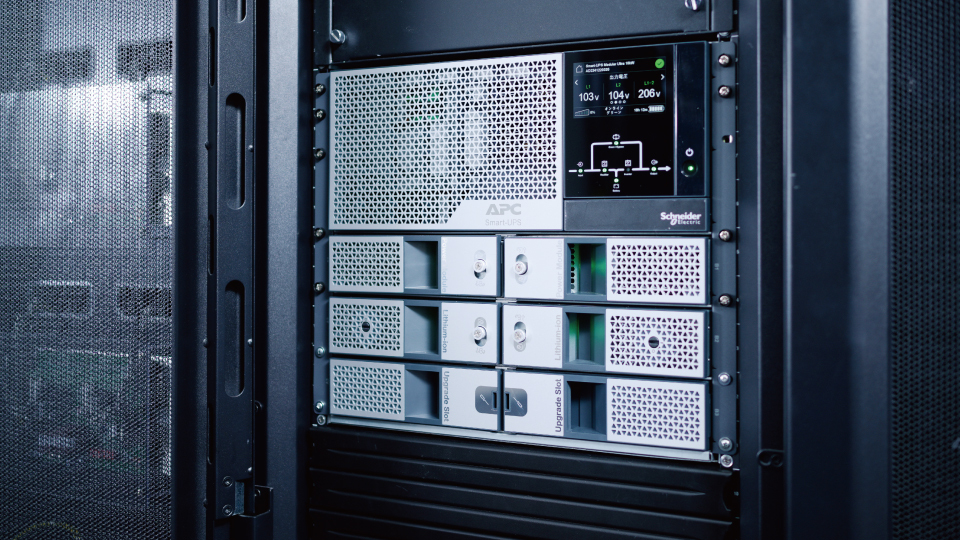 シュナイダーエレクトリック データセンター最新鋭化のカギはUPSとラックマウントPDUにアリ 電力高密度化を実現し増加するAIワークロードにも対応