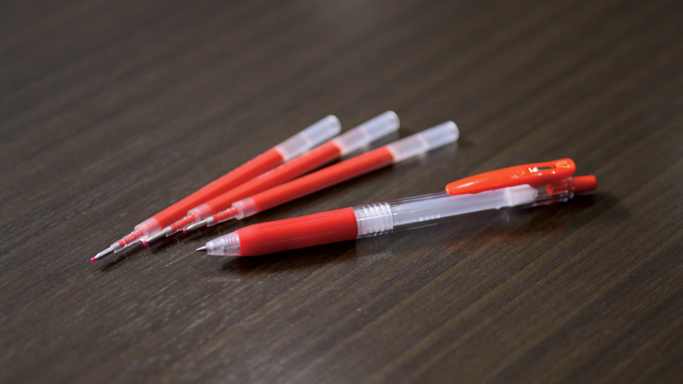 DAIKO XTECH・松山晃一郎代表取締役社長CEOの愛用ツール＜赤色の水性ボールペン＞
