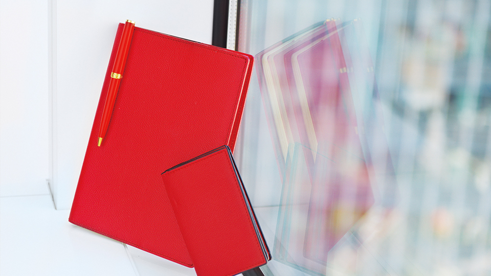 グーグル・クラウド・ジャパン・三上智子日本代表の愛用ツール　＜赤色の名刺入れ＞