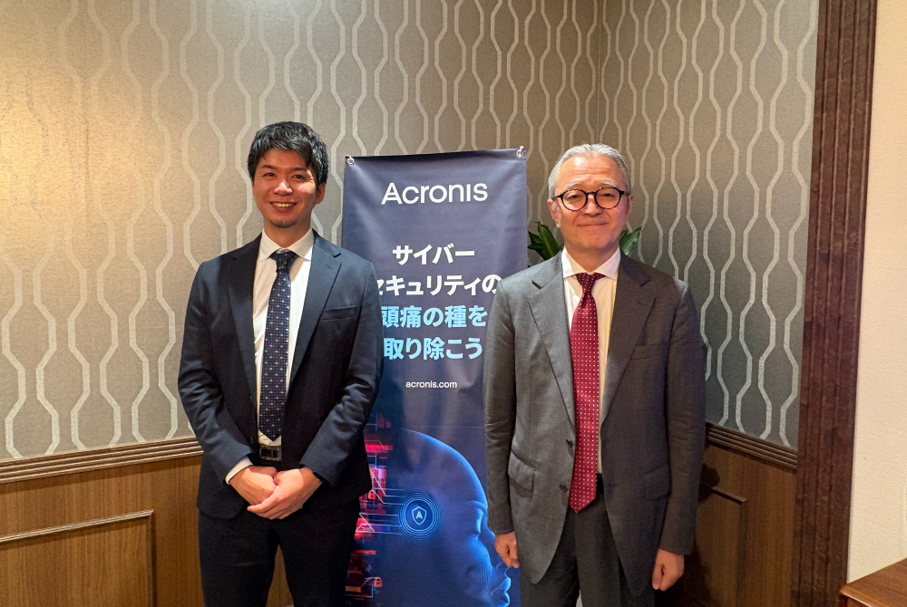 川崎哲郎社長（右）と荒巻大地・統括部長