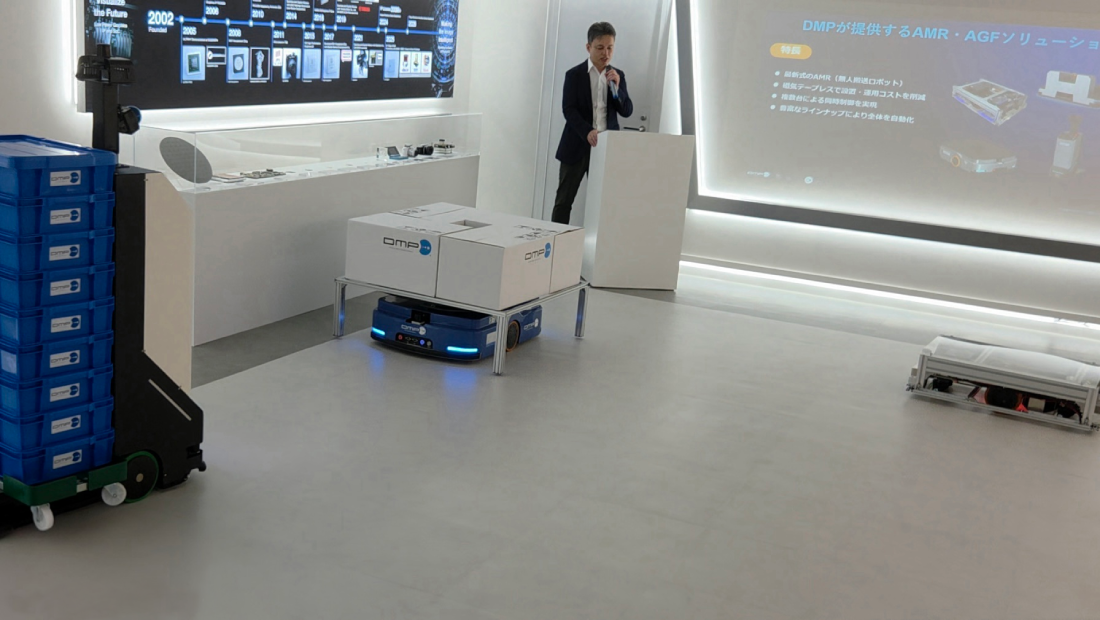 自律搬送ロボットや自動誘導フォークリフトが動く様子
