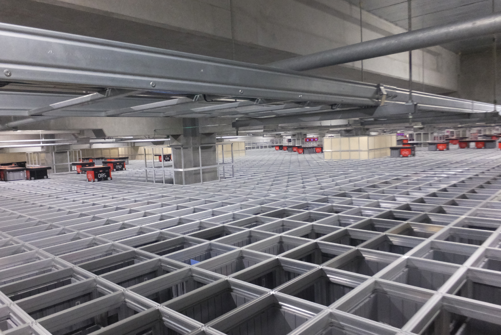 AutoStoreの全体。グリッドの間にビンを積み上げ格納される。